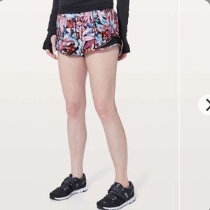 Lululemon Hotty Hot Short II *2.5" Lush Lillies Multi / Black